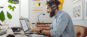 Trabajador autónomo disfrutando en su negocio de la Fibra de Vodafone